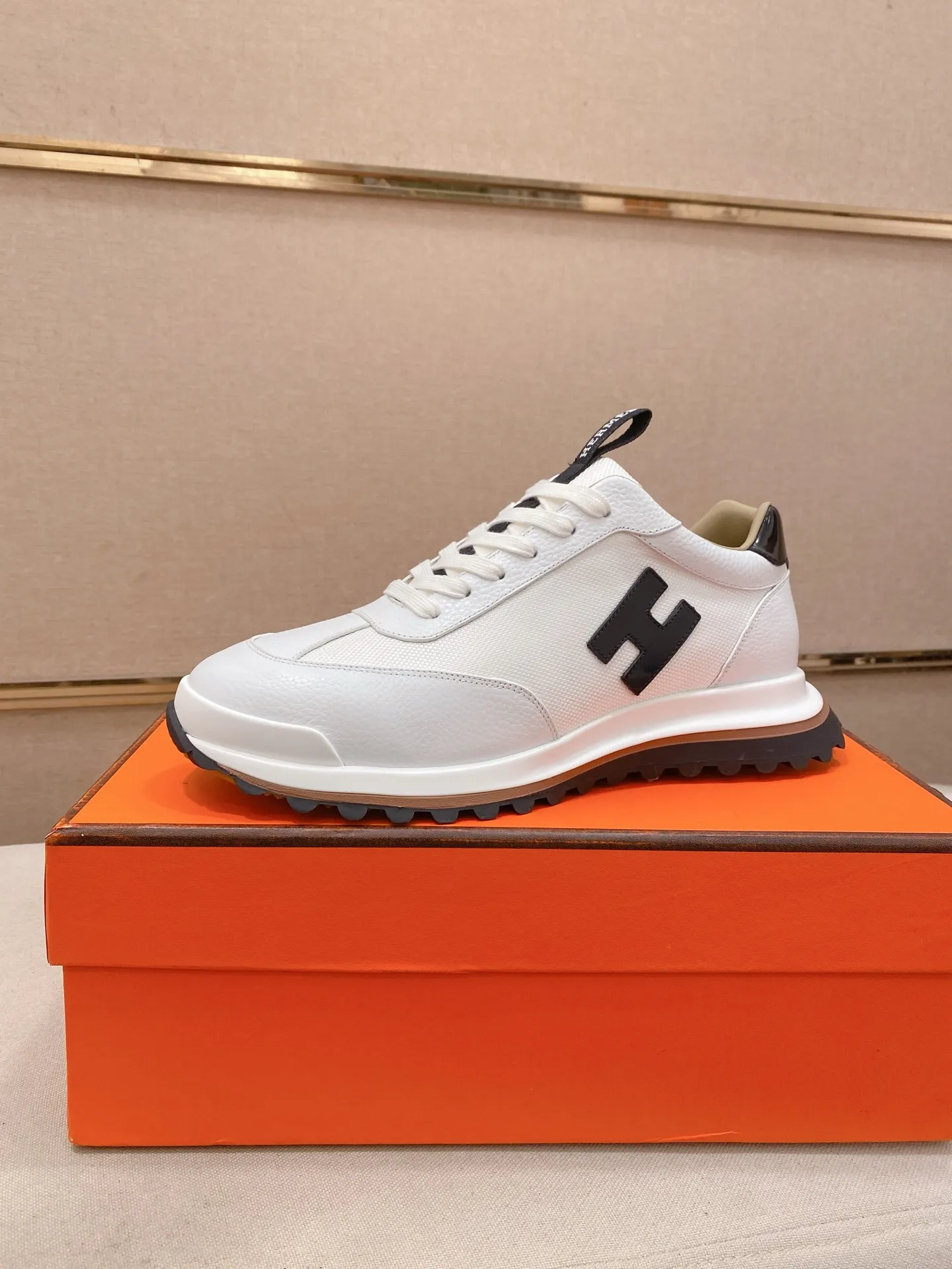 Men's shoes💰: 640💰HERMES/Hermes Leader sneakers! Tech twill, calfskin and suede goatskin sneakers featuring paneled multicolor twill, calfskin and suede. Lightweight geometric sole for a stylish urban look. Product details: White and orange rubber sole Black rubber sole with orange rubber insert Light natural leather insert White rubber toe cap Beige lambskin insole and lining Cotton strap, rubber lettering Sole height: 4cm Size: 38-39-40-41-42-43-44 (45.46 custom-made)